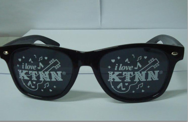 Custom logo lens sunglasses with two color logo,the heart design on the left